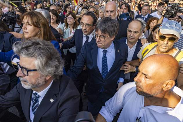 Llegada Carles Puigdemont Arco de Triunfo rizo turull / foto: Carlos Baglietto