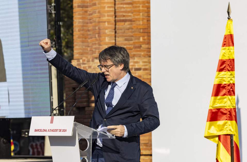 Arribada Carles Puigdemont Arc de Triomf escenari discurs / foto: Carlos Baglietto