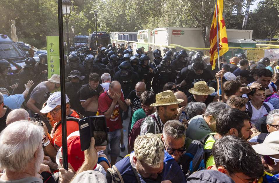 Arribada Carles Puigdemont manifestants porta Parc Ciutadella carregues gas pebre / Foto: Carlos Baglietto