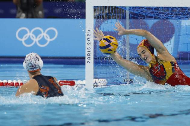 La parada decisiva en la tanda de penaltis del waterpolo femenino en los Juegos Olímpicios / Foto: EFE