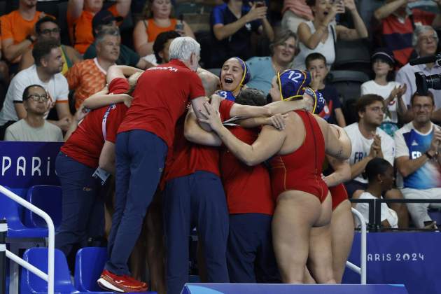 L'equip de waterpolo femení celebra la classificació per a la final de ls Jocs Olímpics / Foto: EFE