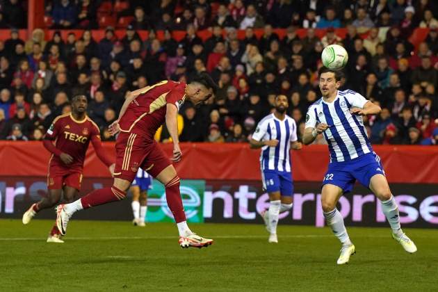 Bojan Miovski remata de cabeza durante un partido de Europa League / Foto: EFE