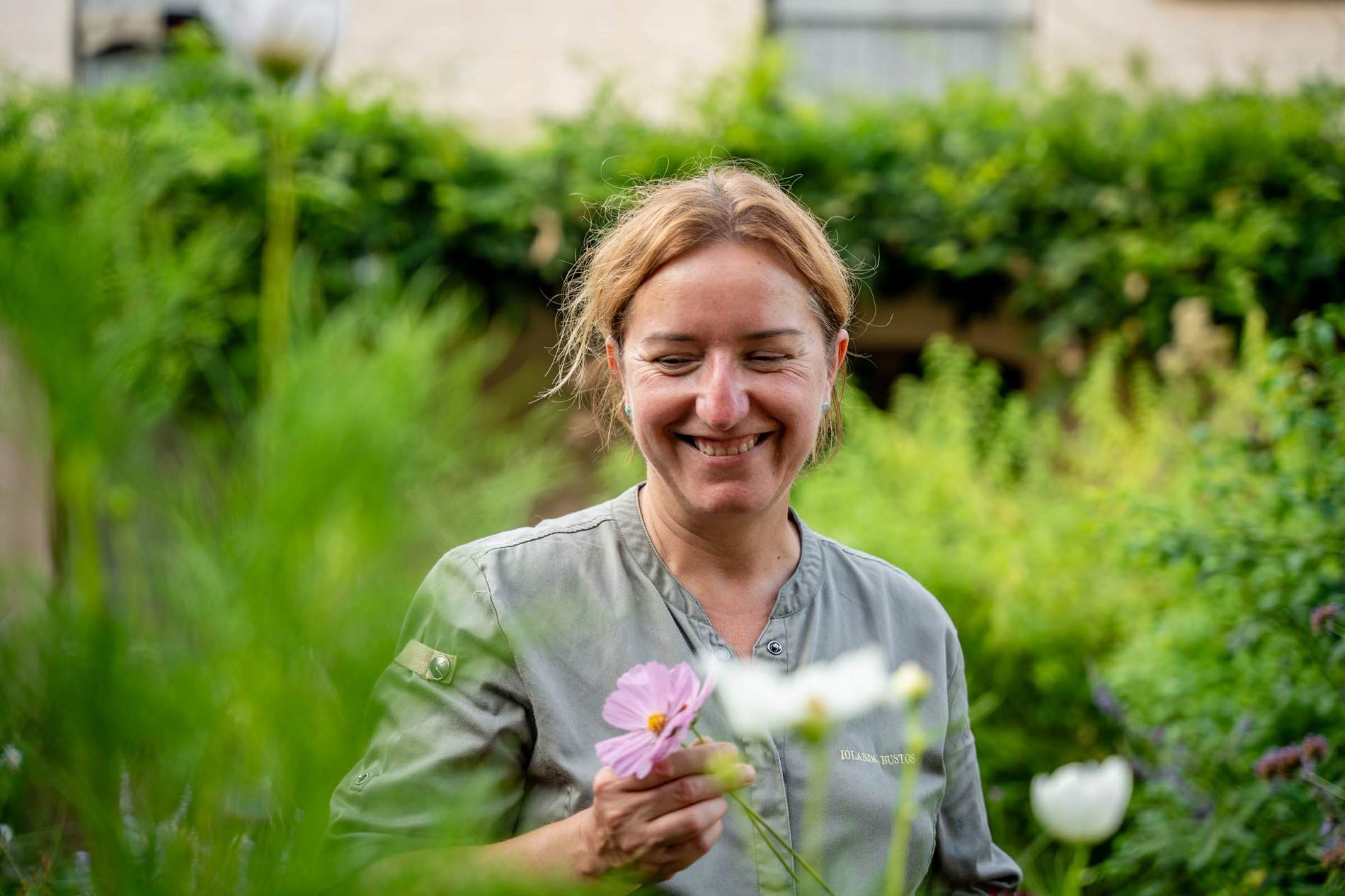 El restaurant gironí incrustat en un enclavament natural carregat de flors i botànica