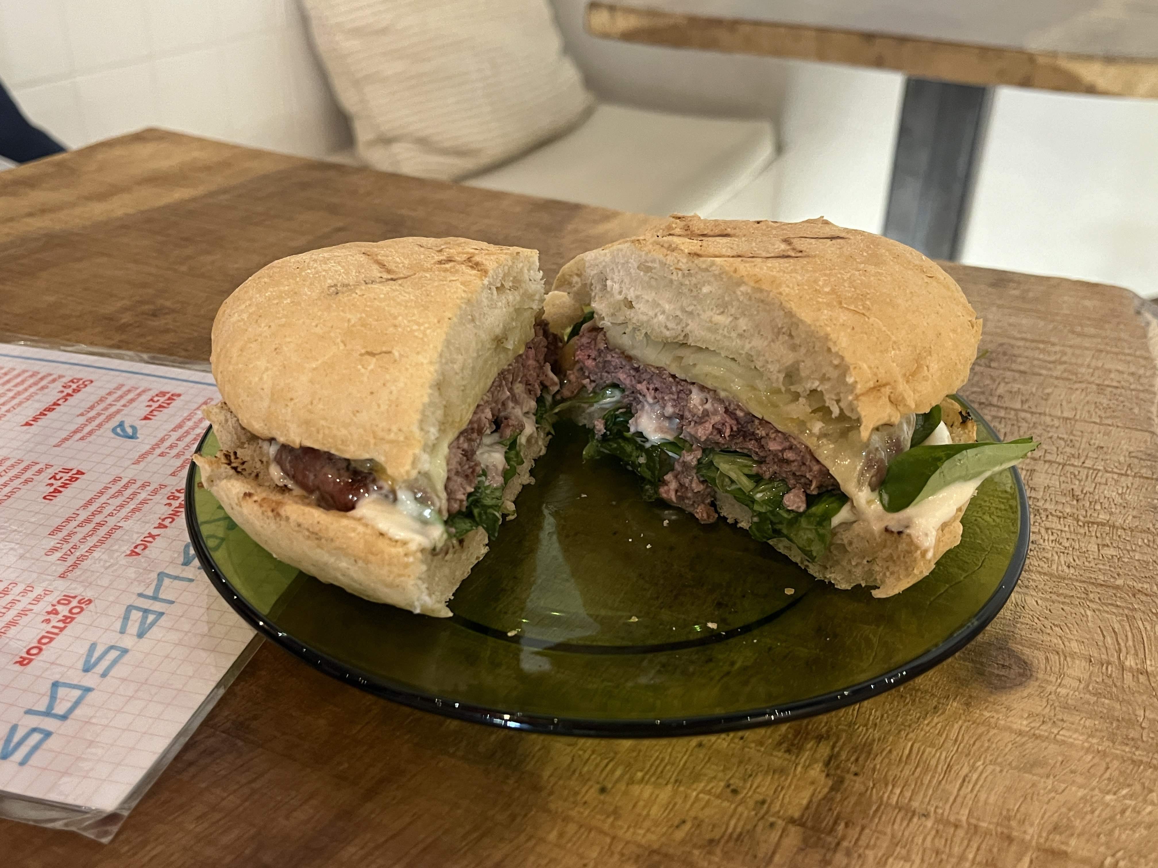 Hamburguesas caseras con producto catalán en este pequeño local de Gracia