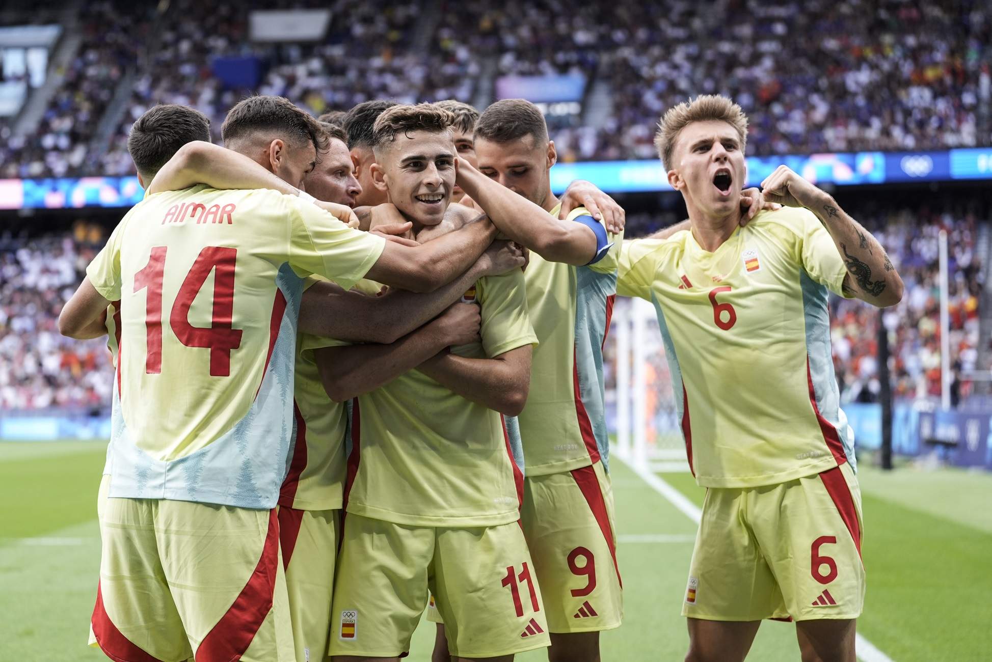 La selecció espanyola de futbol s'imposa amb èpica a França (3-5) i emula l'històric or de Barcelona 92