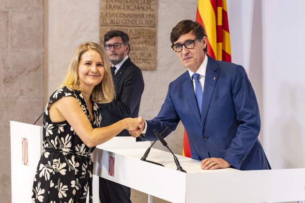 La nueva conselelra de Derechos Sociales, Mònica Martínez, con el presidente Illa / Foto: Carlos Baglietto