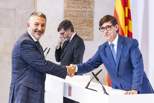 El nuevo consejero|conseller de Empresa y Trabajo, Miquel Sàmper, con el presidente Illa / Foto: Carlos Baglietto