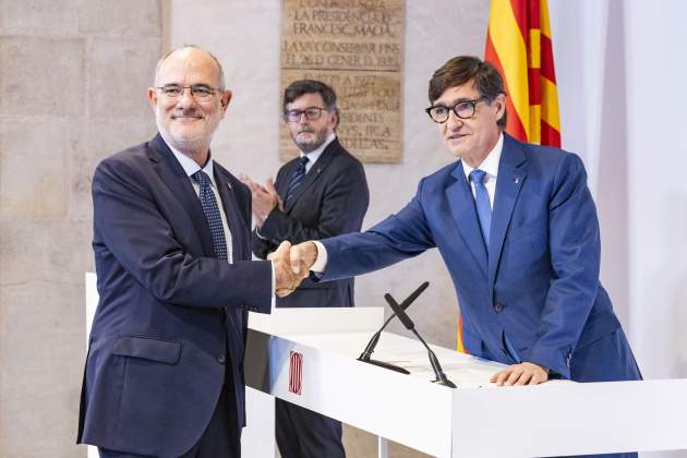 El conseller de la Unió Europea i Acció Exterior, Jaume Duch, amb el president Illa  / Foto: Carlos Baglietto