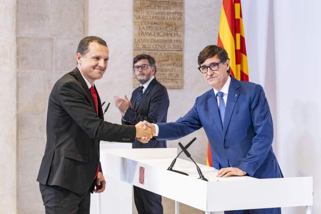 El consejero|conseller de Agricultura, Òscar Ordeig, con el presidente Illa / Foto: Carlos Baglietto