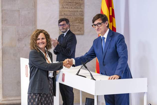 La nueva consejera|consellera de Cultura, Sònia Hernández, con el presidente Illa / Foto: Carlos Baglietto