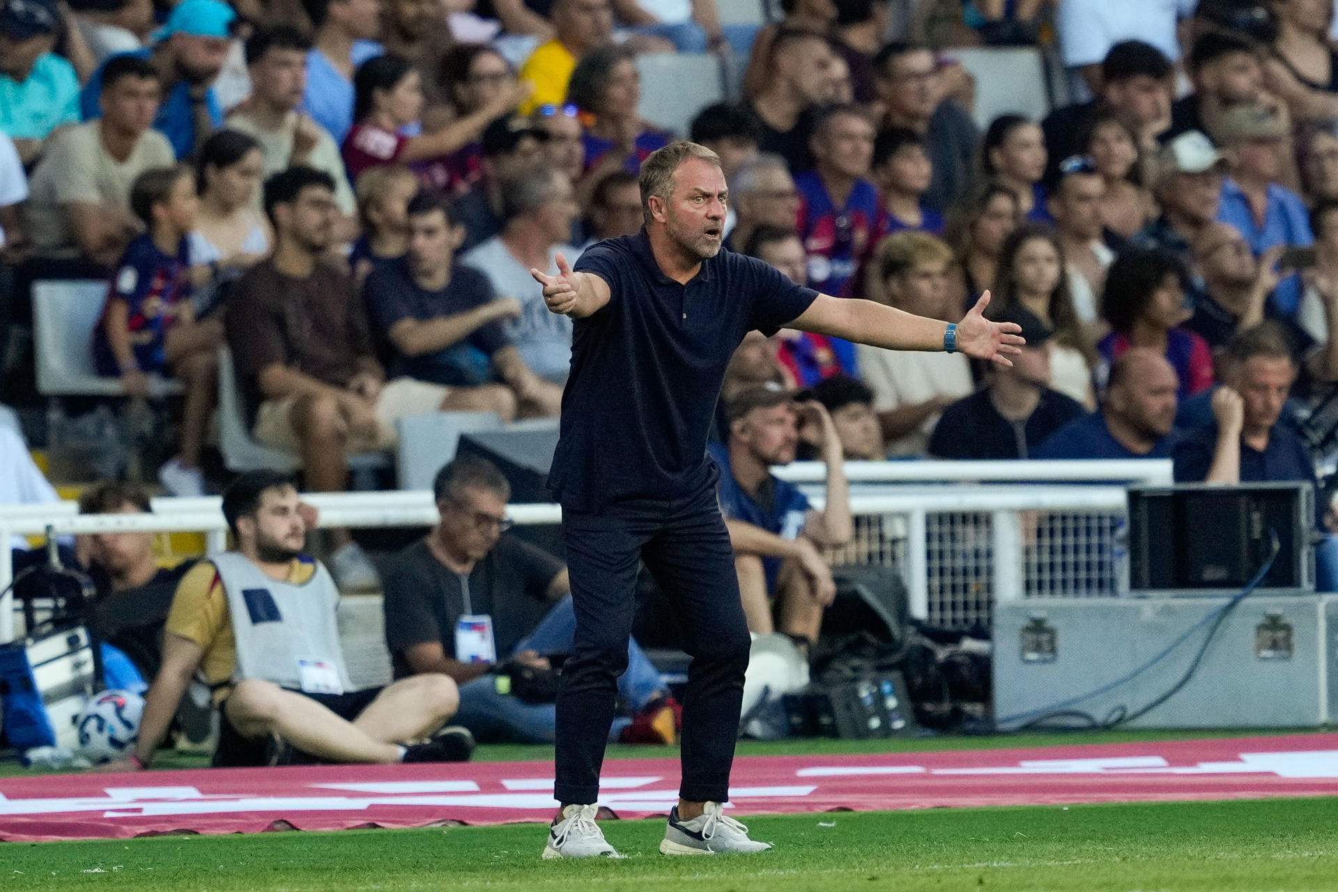 Flick, sorpresa a Mestalla: missatge per a un crac del Barça, Joan Laporta ho sap