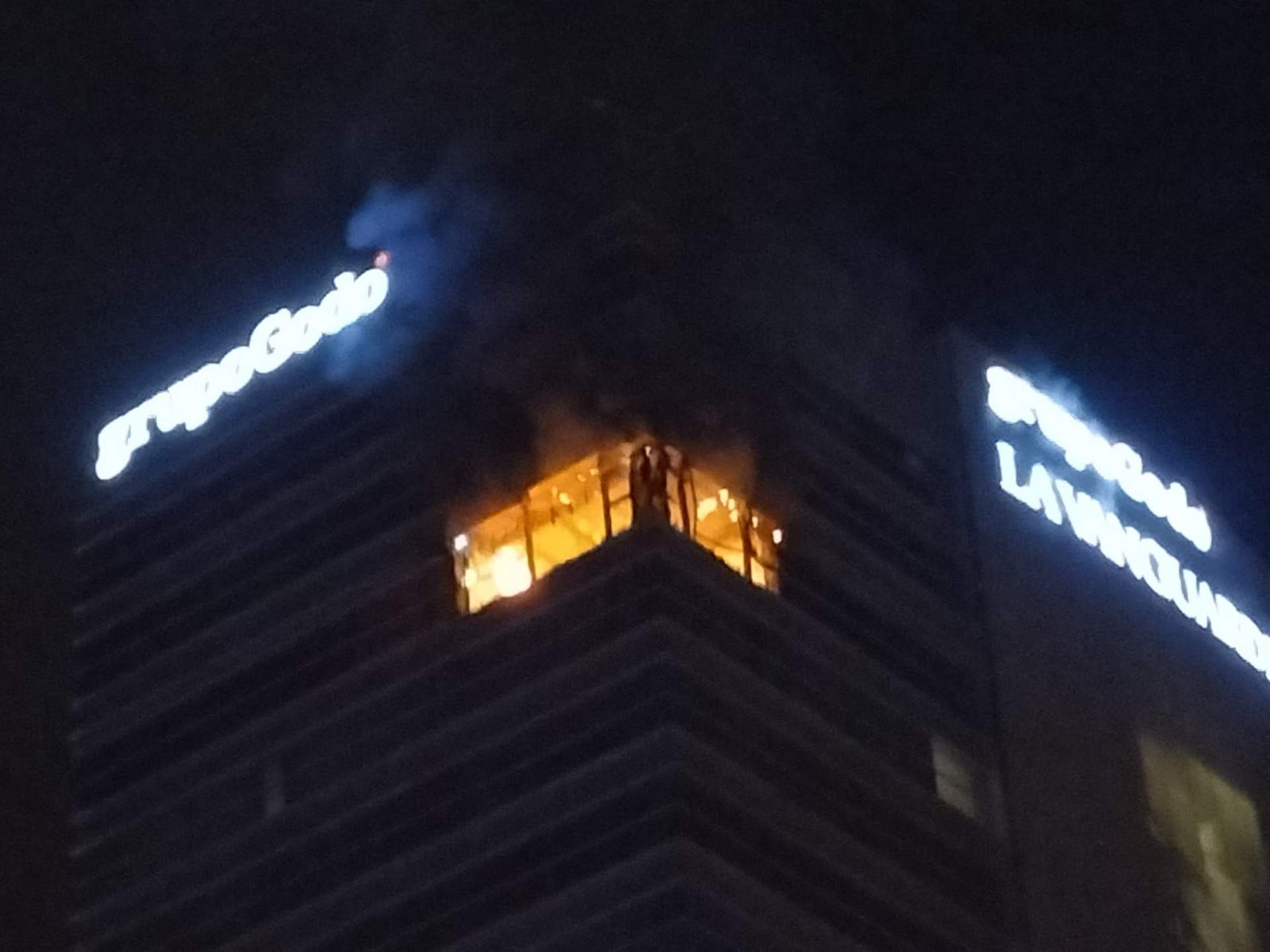 Un incendio afecta a una de las últimas plantas de la torre Godó de Barcelona