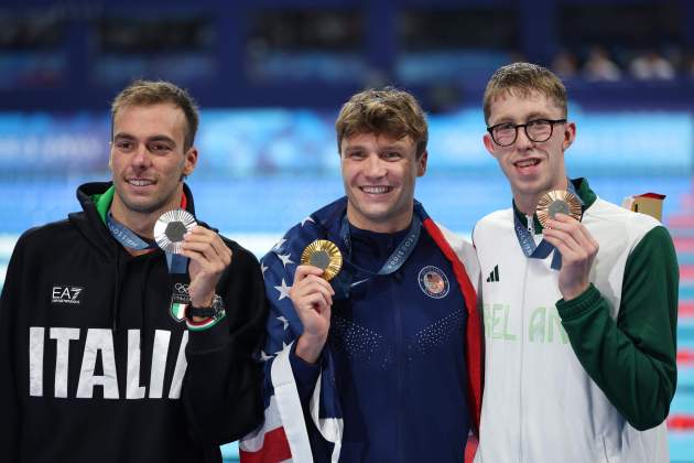 Daniel Wiffen, Gregorio Paltrinieri y Bobby Finke con las medallas de 1500 / Foto: EFE