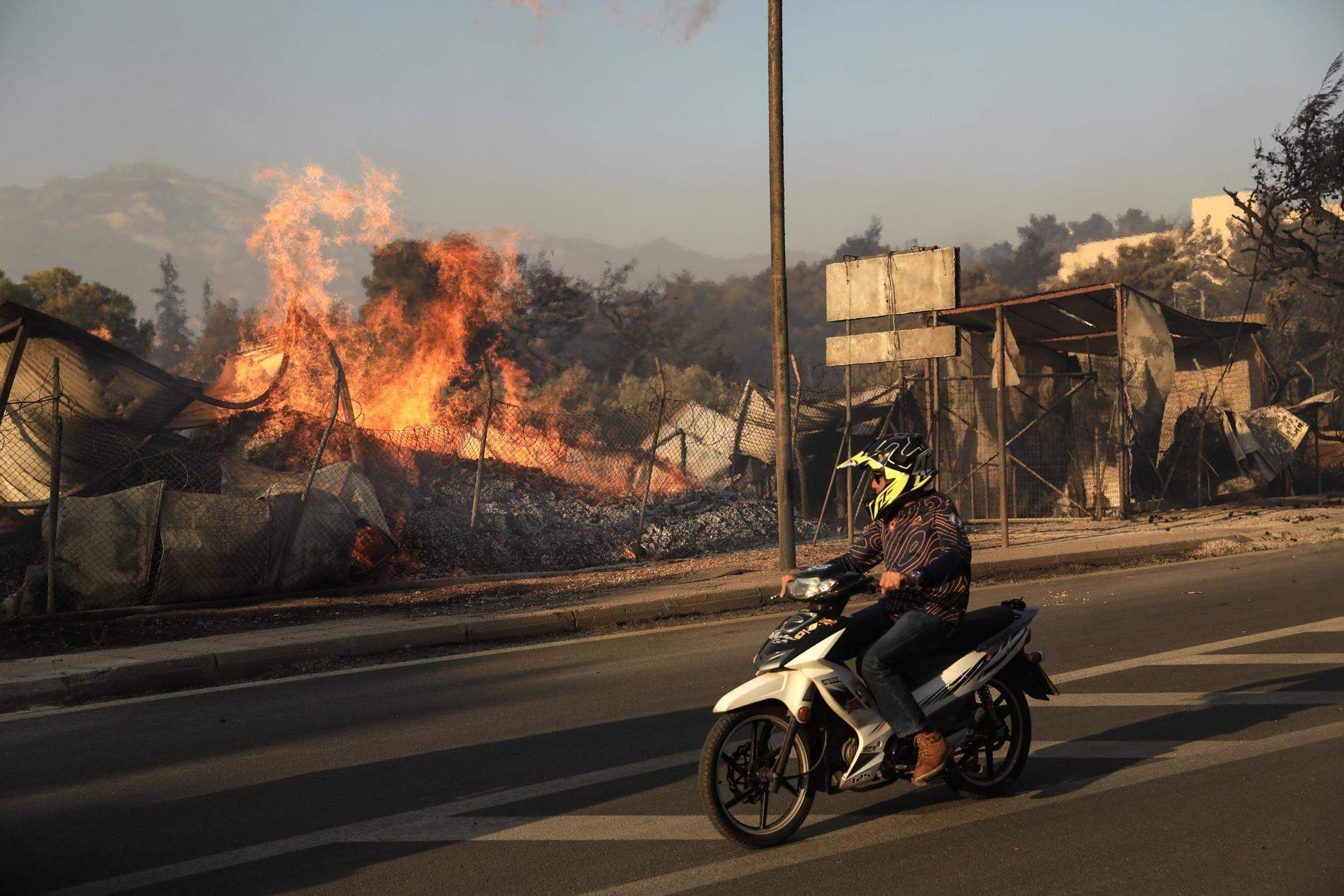 Aparece un cuerpo calcinado en el enorme incendio a 20 kilómetros de Atenas