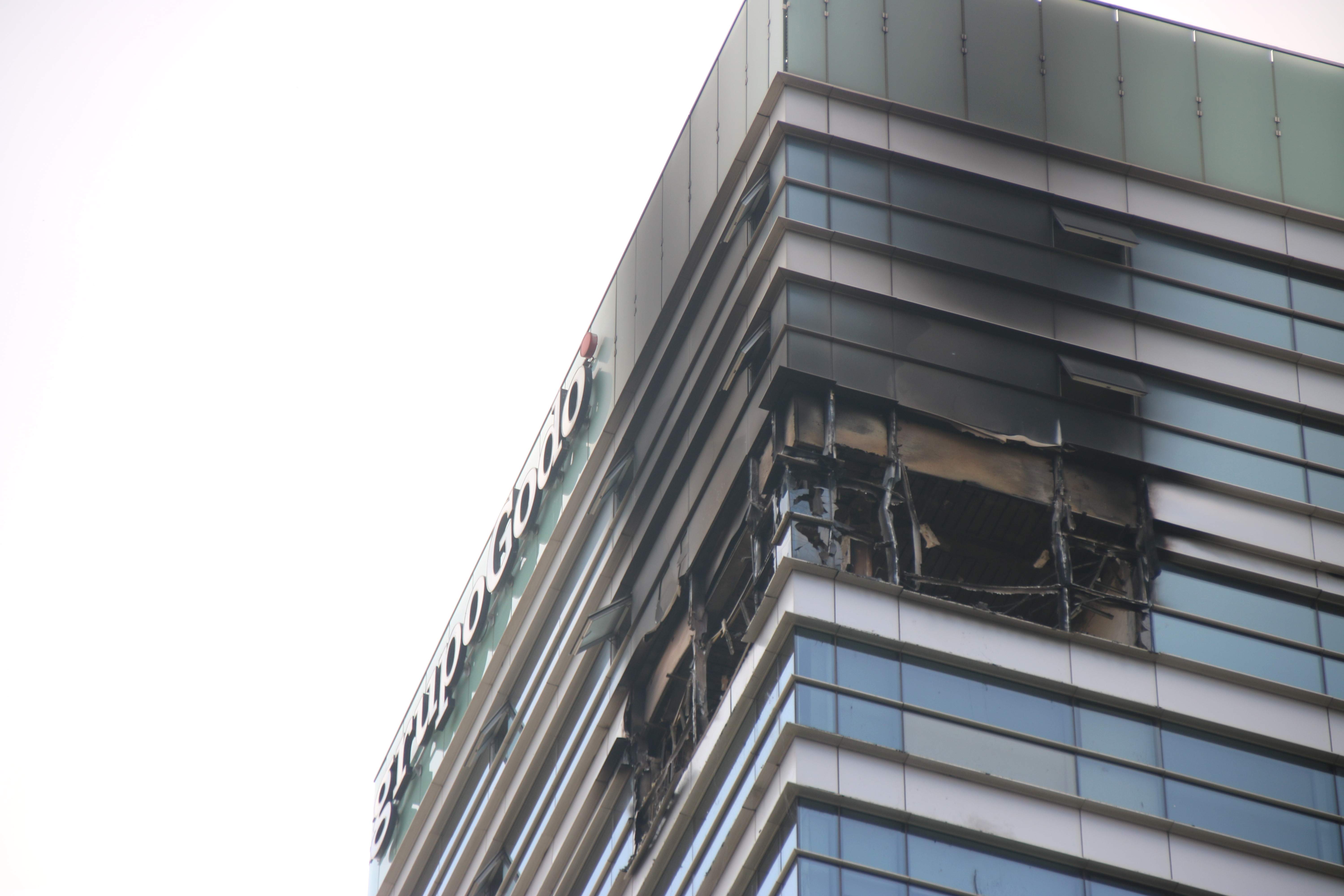 Un incendio afecta a una de las últimas plantas de la torre Godó de Barcelona