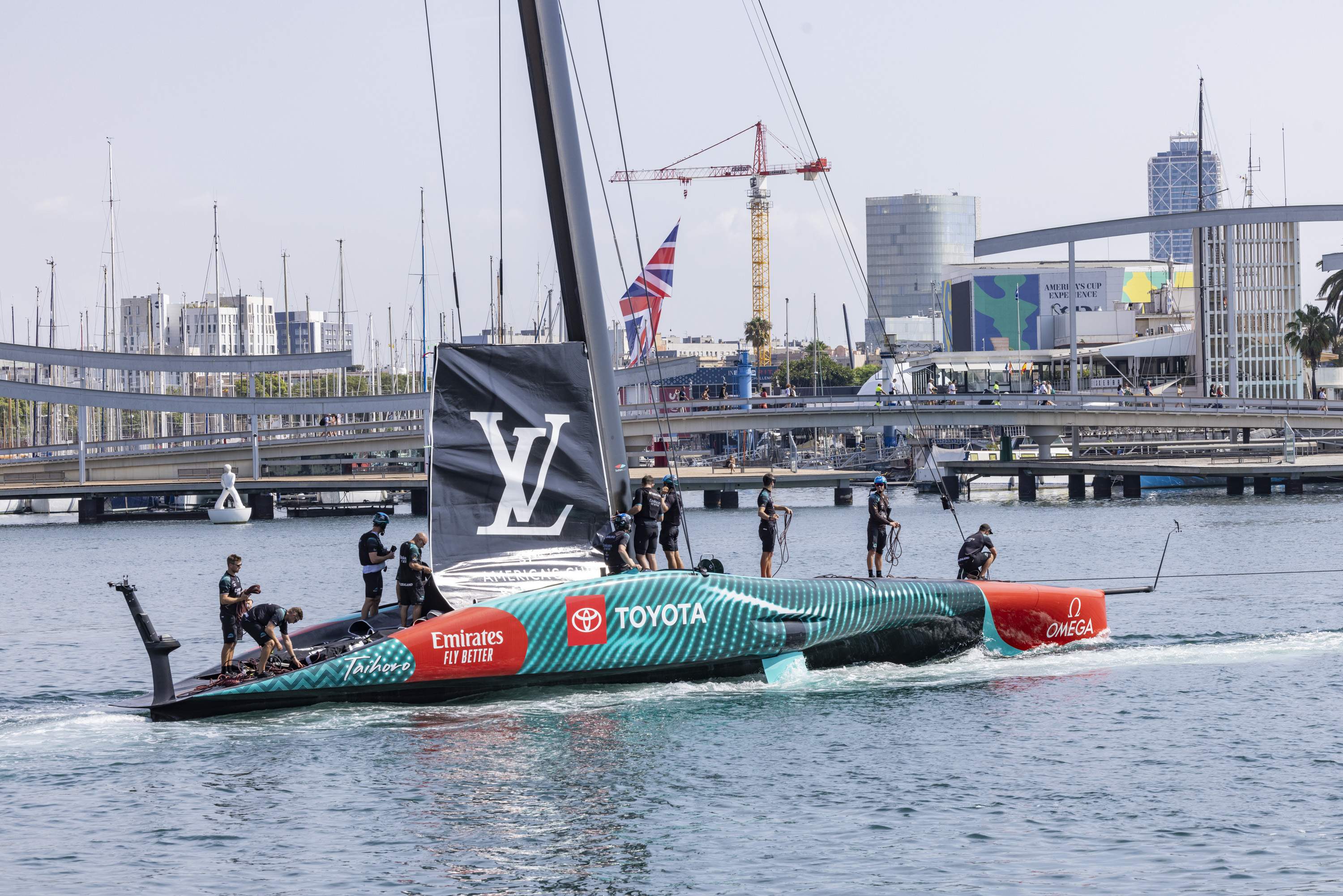 L'Emirates Team New Zealand, a punt per a la Copa Amèrica de vela: el seu AC75, en acció a Barcelona