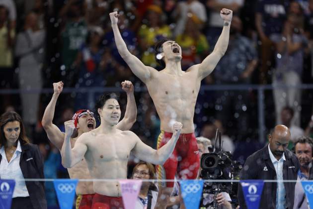 L'equip de relleus xinès de natació celebrant la seva medalla a París 2024 / Foto: EFE