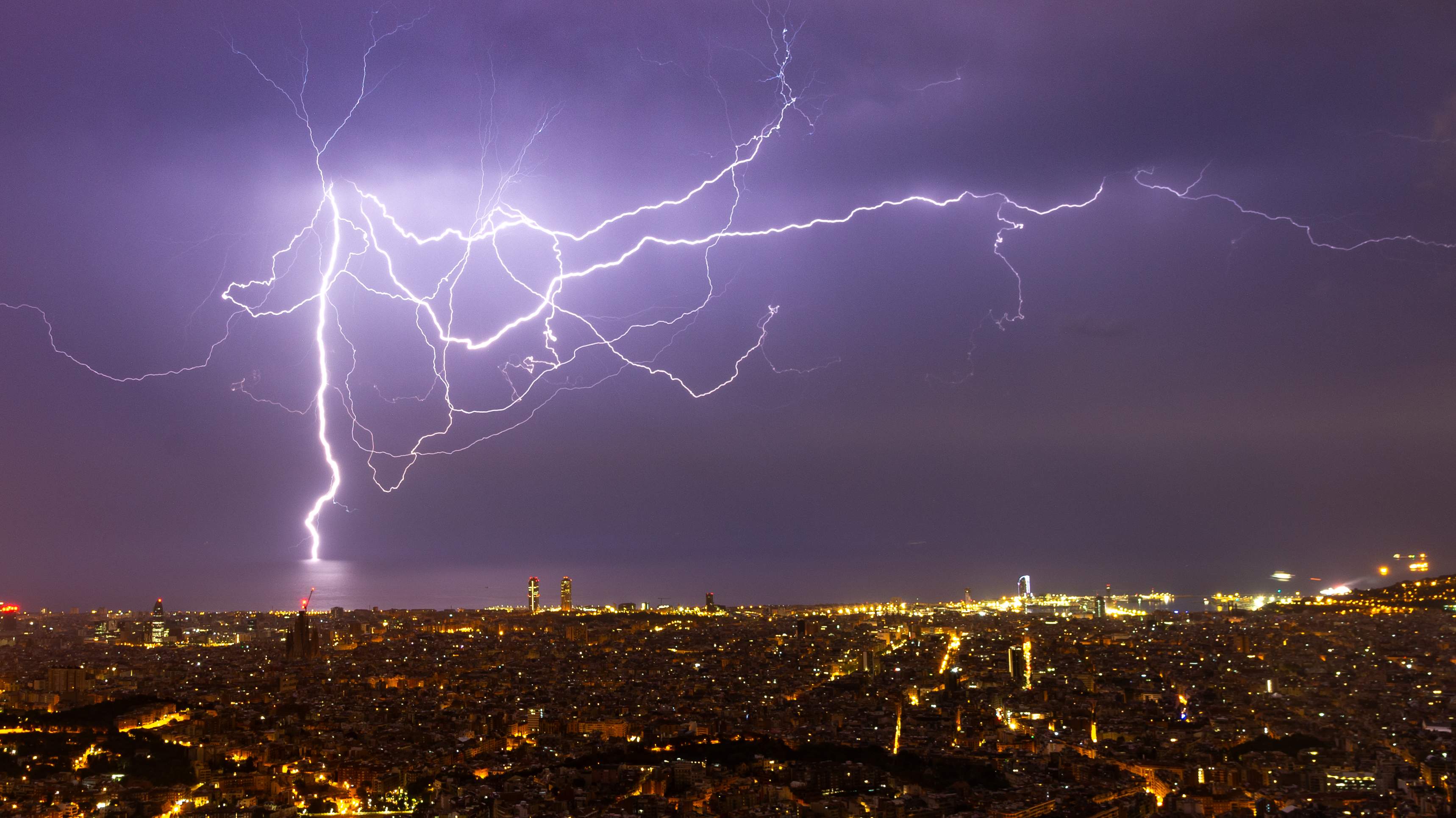 Espectaculars imatges de la tempesta nocturna a Barcelona