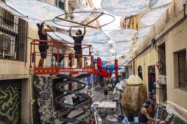 Preparació fiestas de gràcia 2024 calle mozart / Foto: Carlos Baglietto