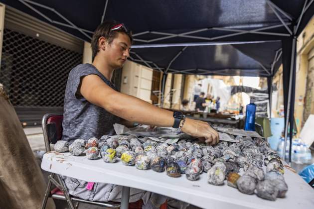 Preparació fiestas de gràcia 2024 calle libertad / Foto: Carlos Baglietto