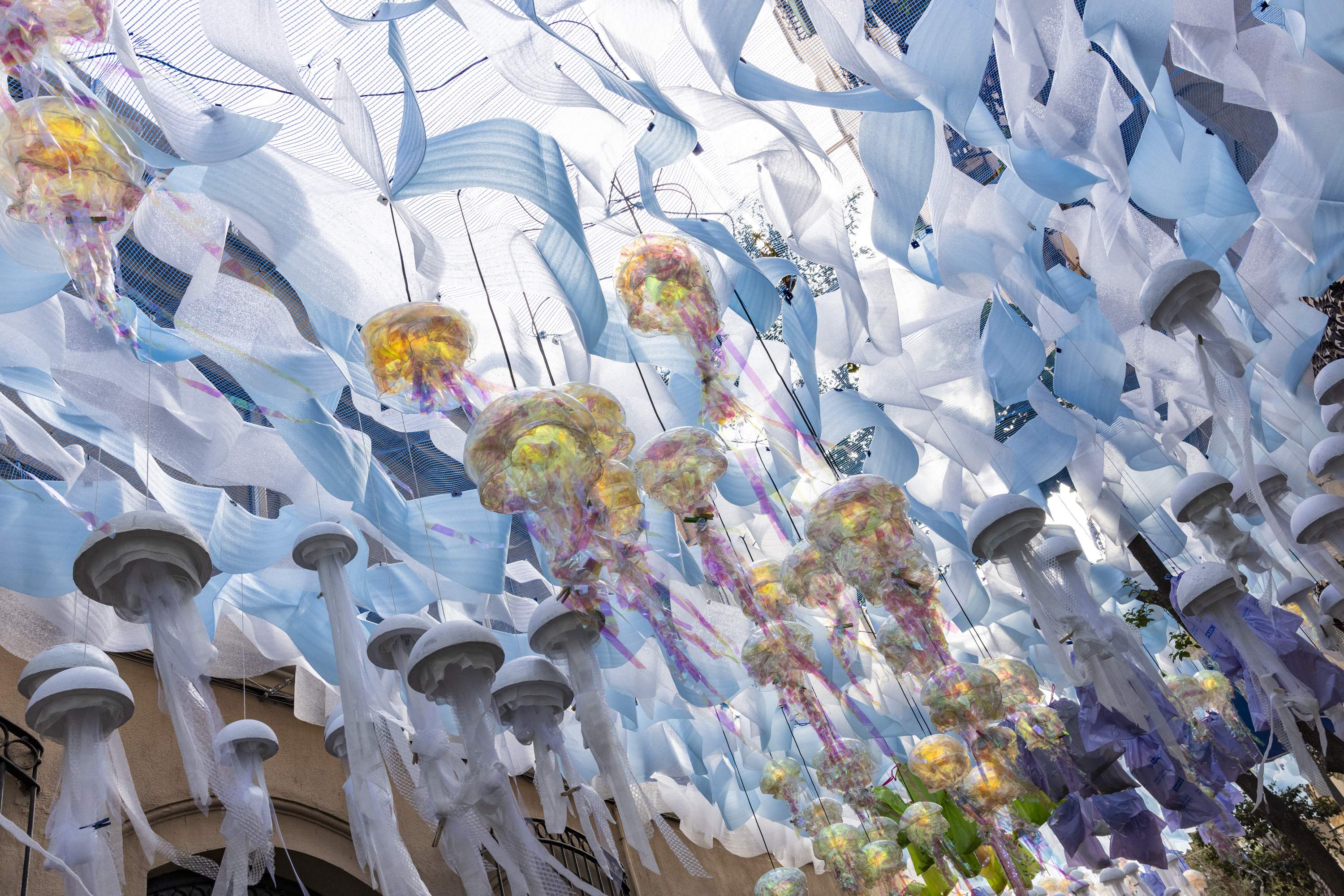 Gràcia se prepara para la Fiesta Mayor con la vista pendiente del cielo