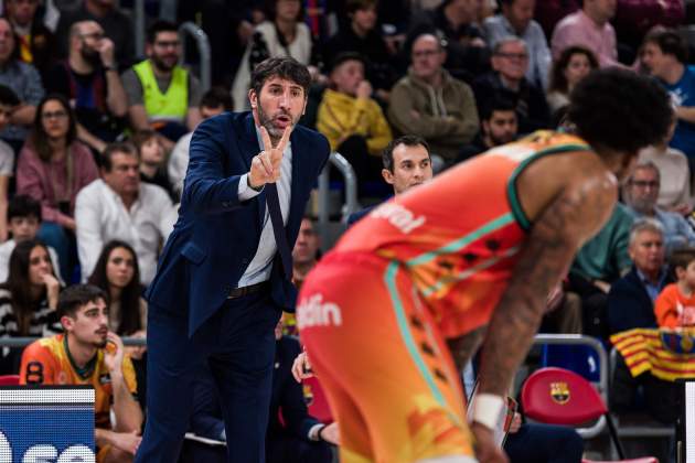 Alex Mumbru dirigiendo el Valencia Basket al Palau / Foto: Europa Press