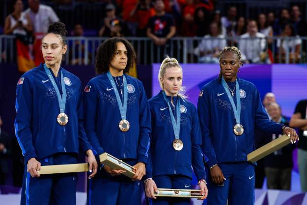 L'equip de 3x3 dels Estats Units amb la seva medalla / Foto: Europa Press