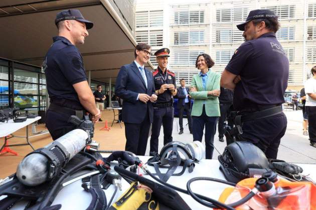 El president Illa amb la consellera d'Interior, Núria Parlon, al complex general dels Mossos a Sabadell / Govern