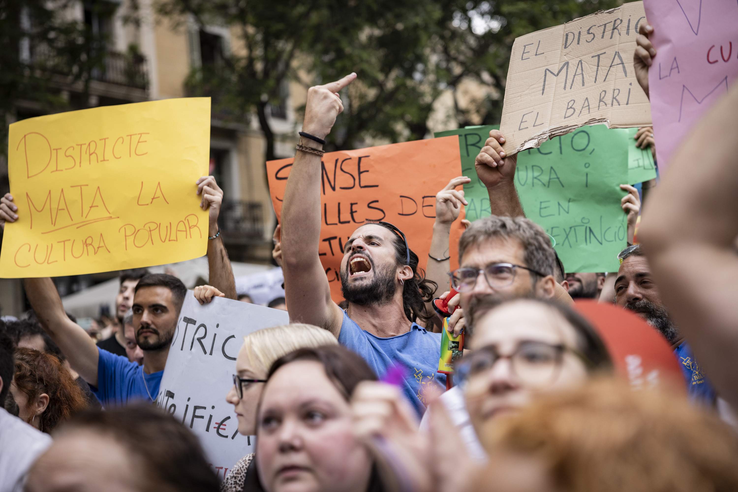 Escridassada contra les autoritats al pregó de les Festes de Gràcia en ple conflicte pels actes de foc