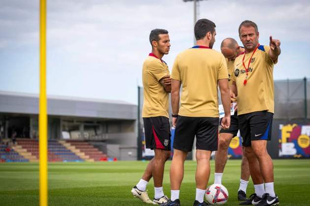 Thiago Alcántara amb l'staff de Hansi Flick / Foto FC: Barcelona