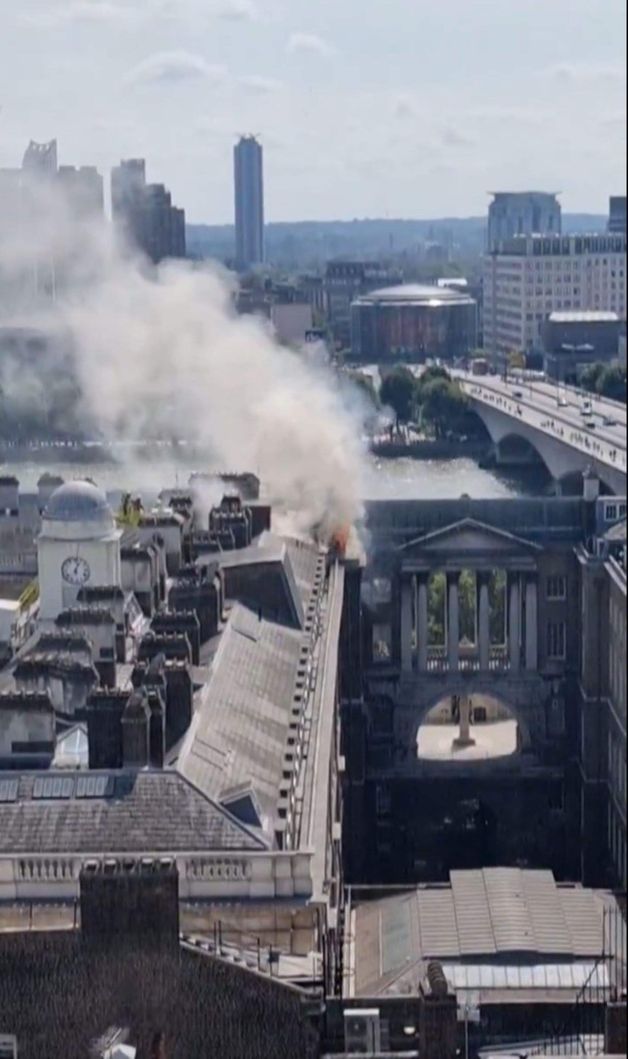 Incendio en Londres: más de un centenar de bomberos trabajan para extinguir el fuego en Somerset House