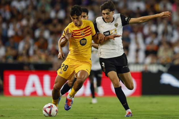 Marc Bernal Javi Guerra Valencia Barça / Foto: EFE