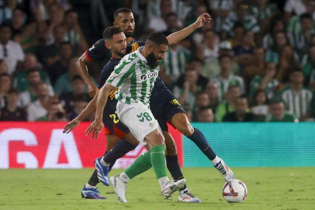 Iván Martín pelea con Fekir durante el Betis - Girona / Foto: EFE