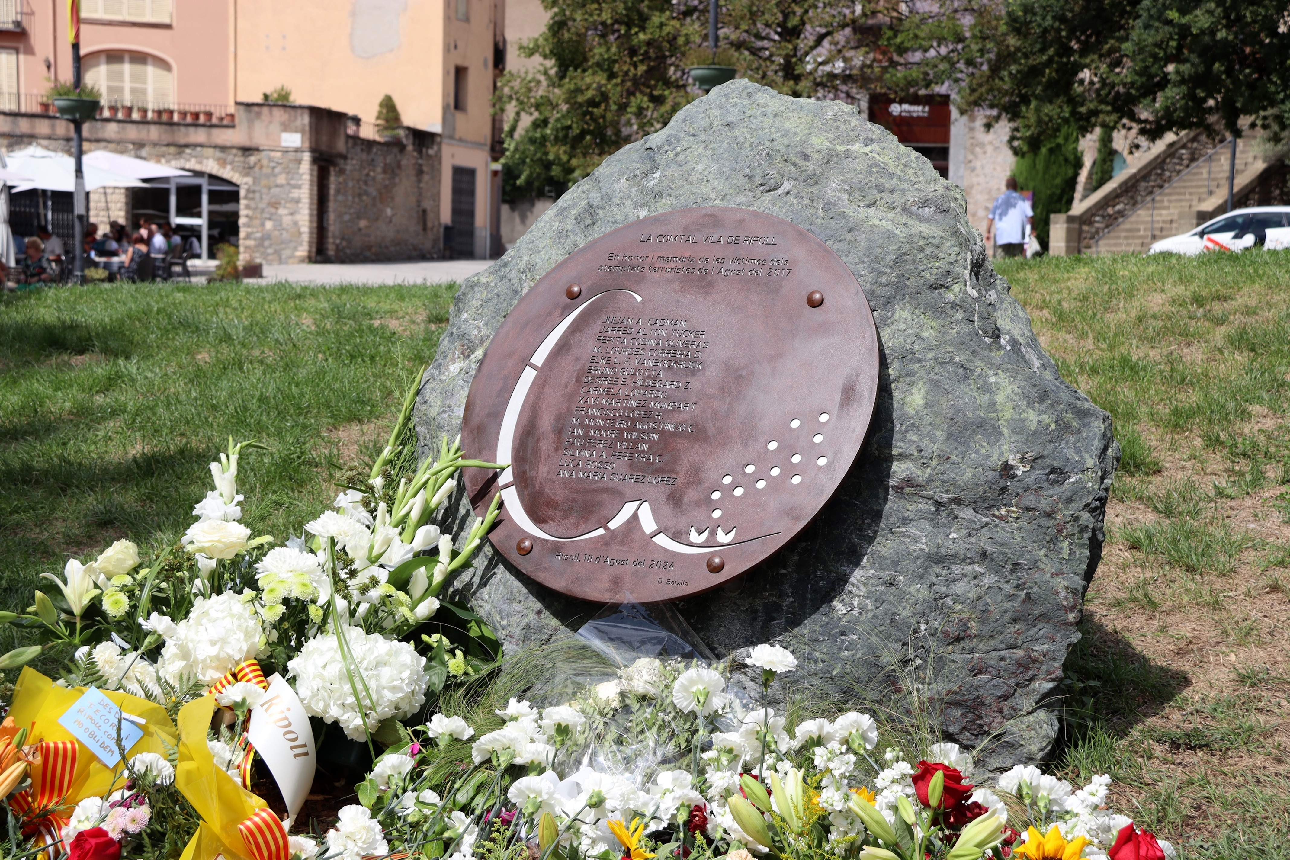 Ripoll inaugura un monumento en recuerdo de las víctimas del 17-A entre reproches de Sílvia Orriols