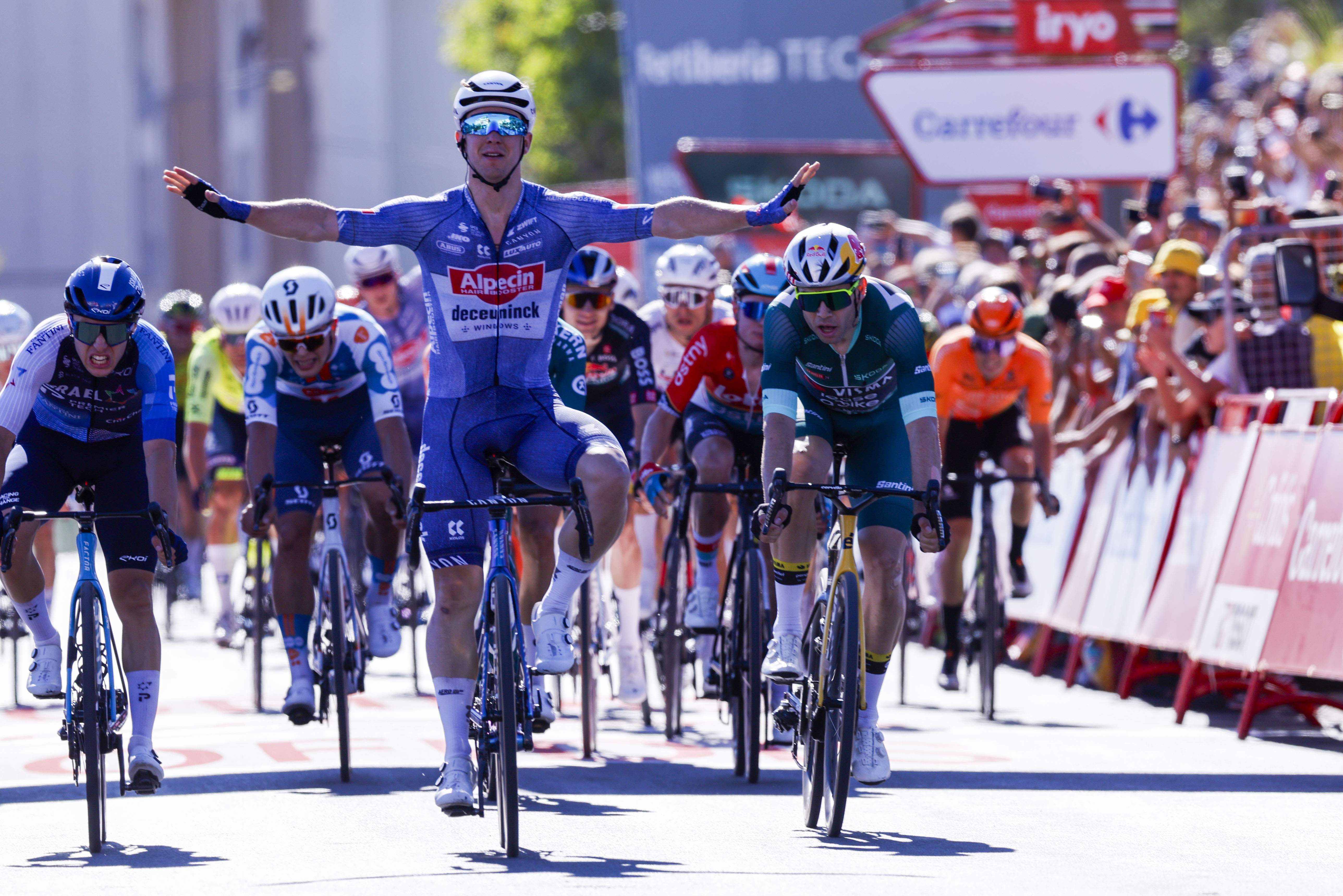 Groves se impone en el esprint de la 2ª etapa de la Vuelta a España y Van Aert se hace con el liderato