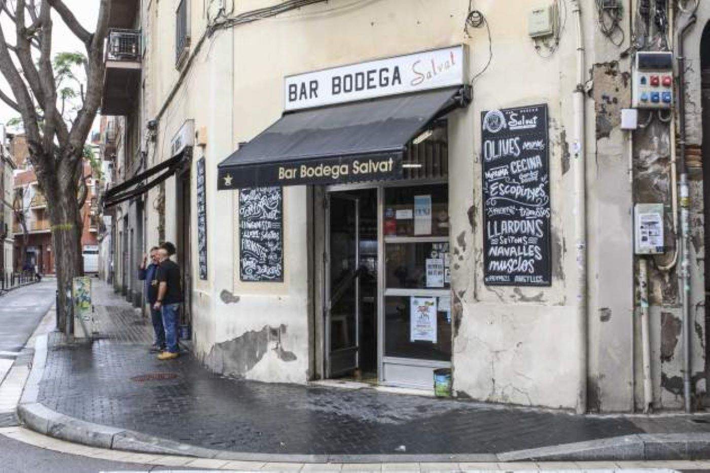 La Bodega Salvat es queda al barri: oberta i a l'espera de traspàs