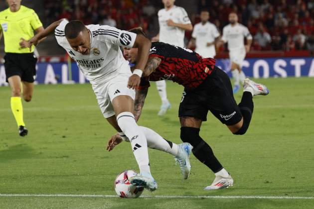 Maffeo derriba a Mbappe en el Mallorca Real Madrid / Foto: EFE