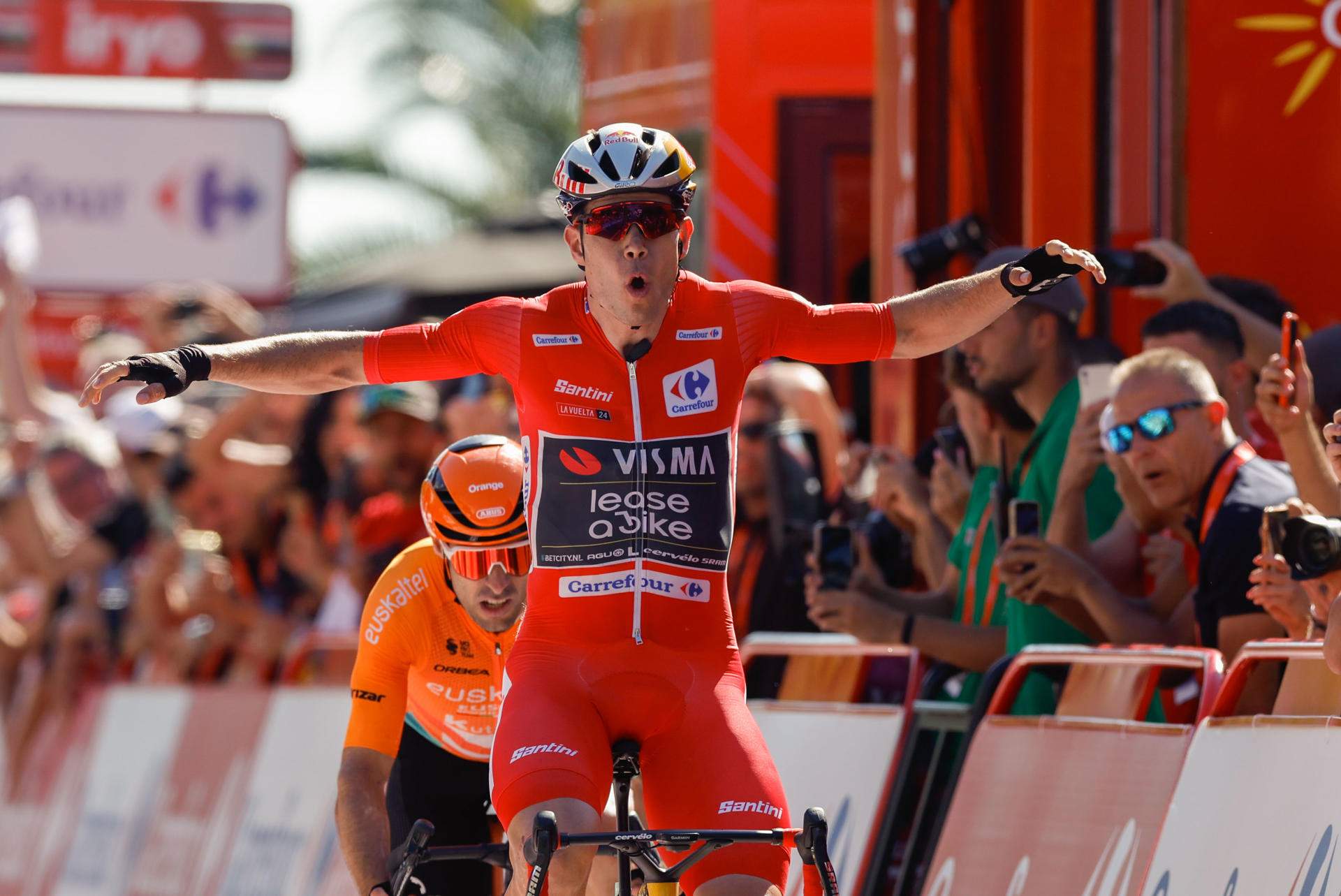 Van Aert impone el poder del mallot rojo