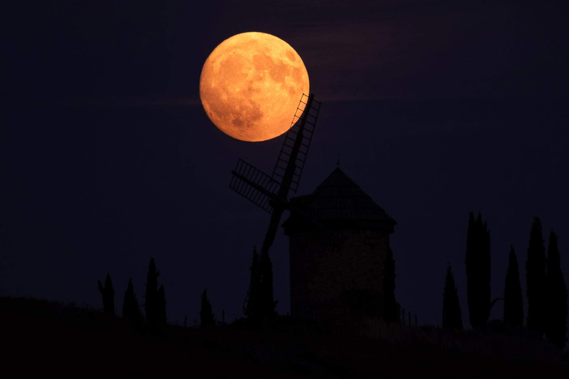 Les imatges més espectaculars de la superlluna d'Esturió a tot el món