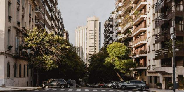 Calle de viviendas en una gran ciudad