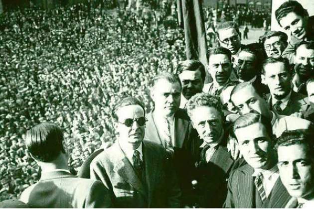 Compañeros y sus partidarios en la proclamación del 6 de Octubre de 1934. Fuente Corporación Catalana de Medios Audiovisuales