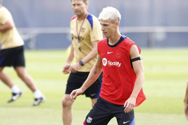 Dani Olmo, durante el entrenamiento del Barça / Foto: EFE