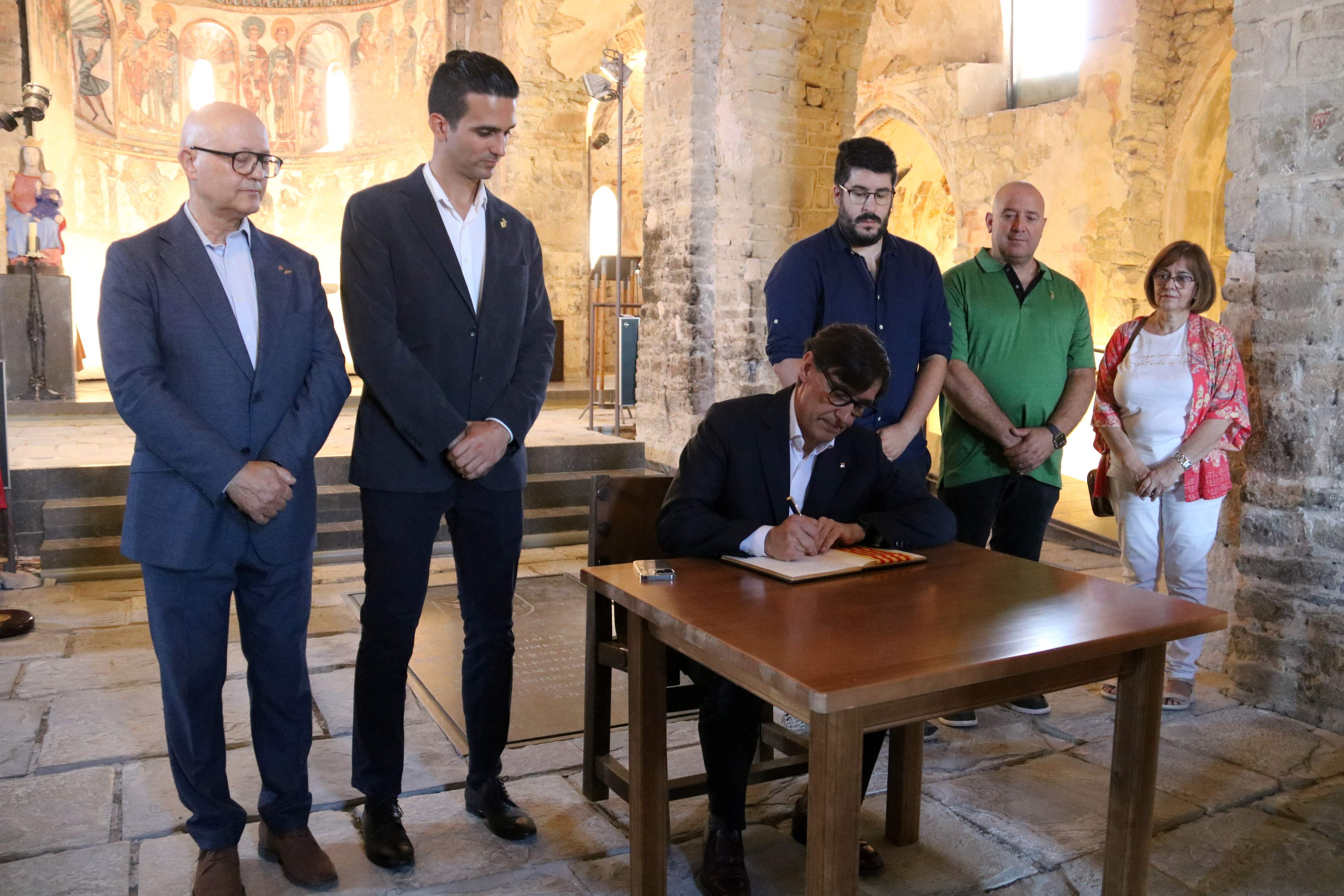 Salvador Illa signa en el llibre d'honor de Castell de Mur (Alba Mor ACN)