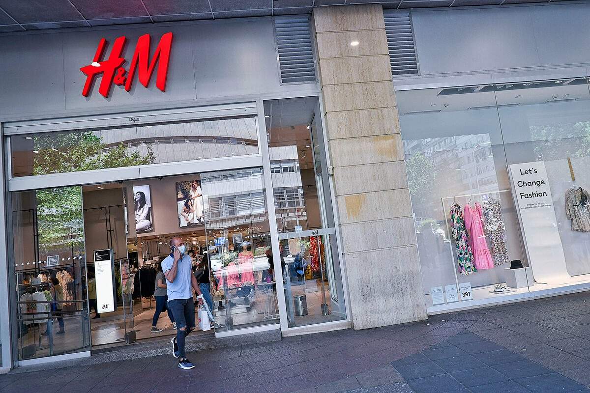 H&M le pone hombreras a la camisa entallada y logra una maravilla