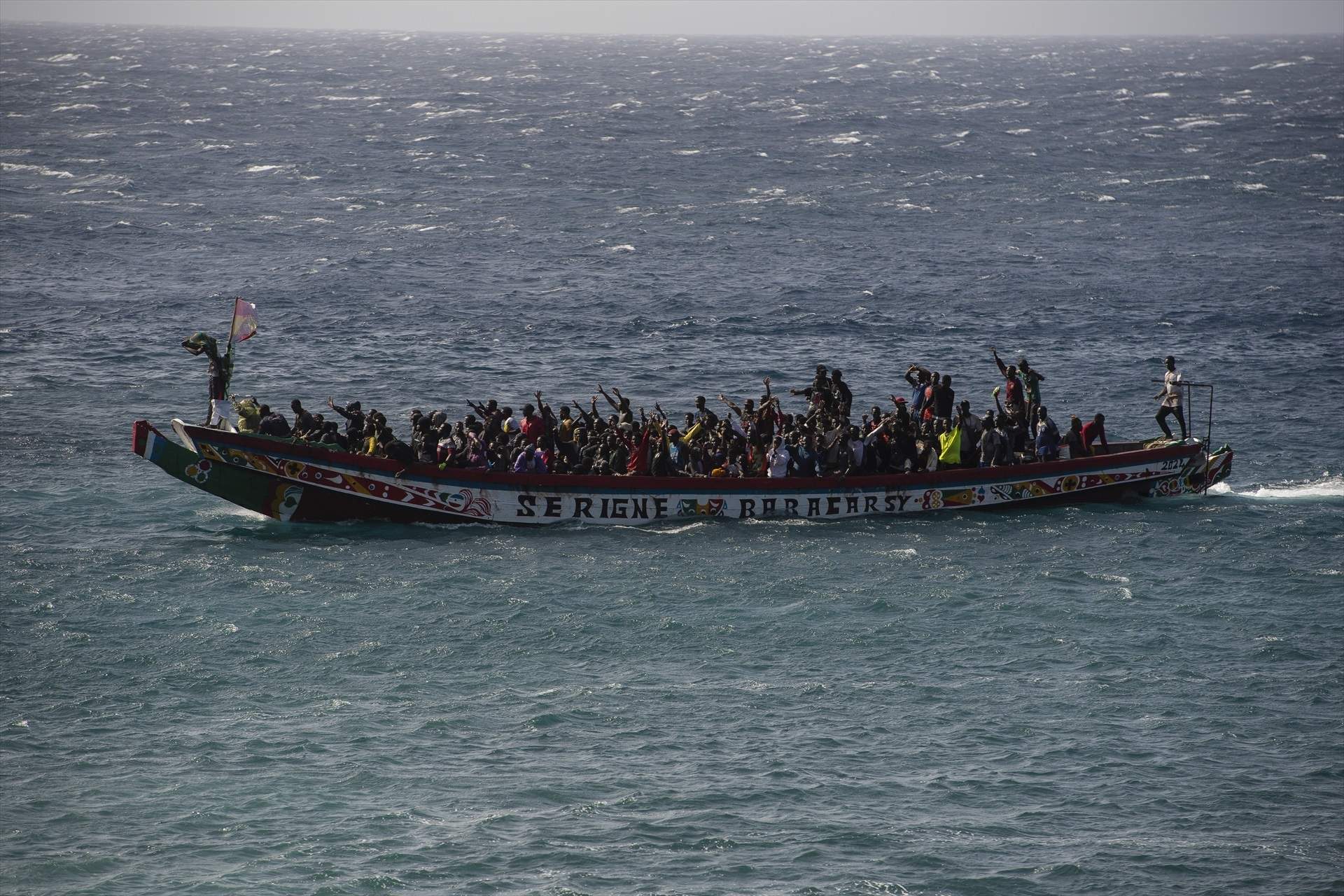 El descontrol migratorio lleva a Sánchez a África para calmar a Canarias mientras Ceuta colapsa