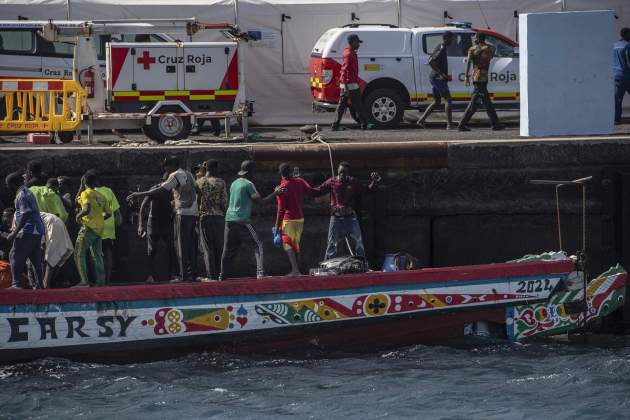 Migrants desembarquen d'un primer cayuco a la seva arribada al port de La Restinga, en El Hierro, el passat 22 d'agost / Antonio Sempere, Europa Press