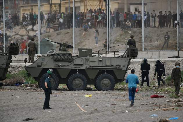 Un tanque del ejército español durante la colaboración de las devoluciones en caliente por el conflicto migratorio entre España y Marruecos en la ciudad de Ceuta en 2021 / Antonio Sempere, Europa Press