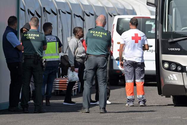 Asistencia sanitaria de inmigrantes llegados en cayuco a El Hierro el 23 de agosto, en el que un hombre ha fallecido / Europa Press Canarias