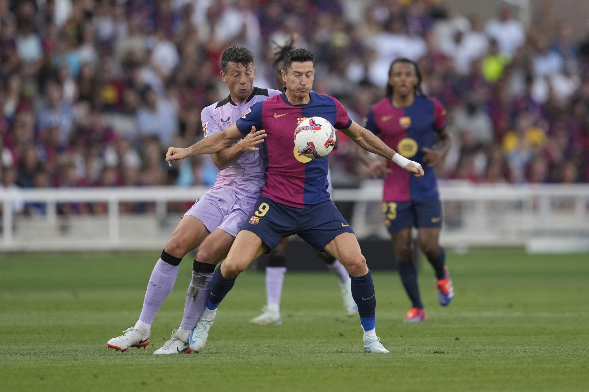 Robert Lewandowski controla una pelota durante el pasado Barça - Athletic Club / Foto: EFE