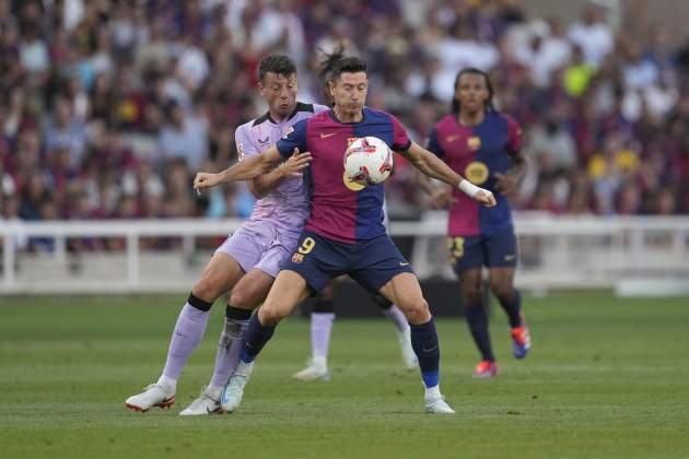 Robert Lewandowski controla una pelota durante el pasado Barça - Athletic Club / Foto: EFE